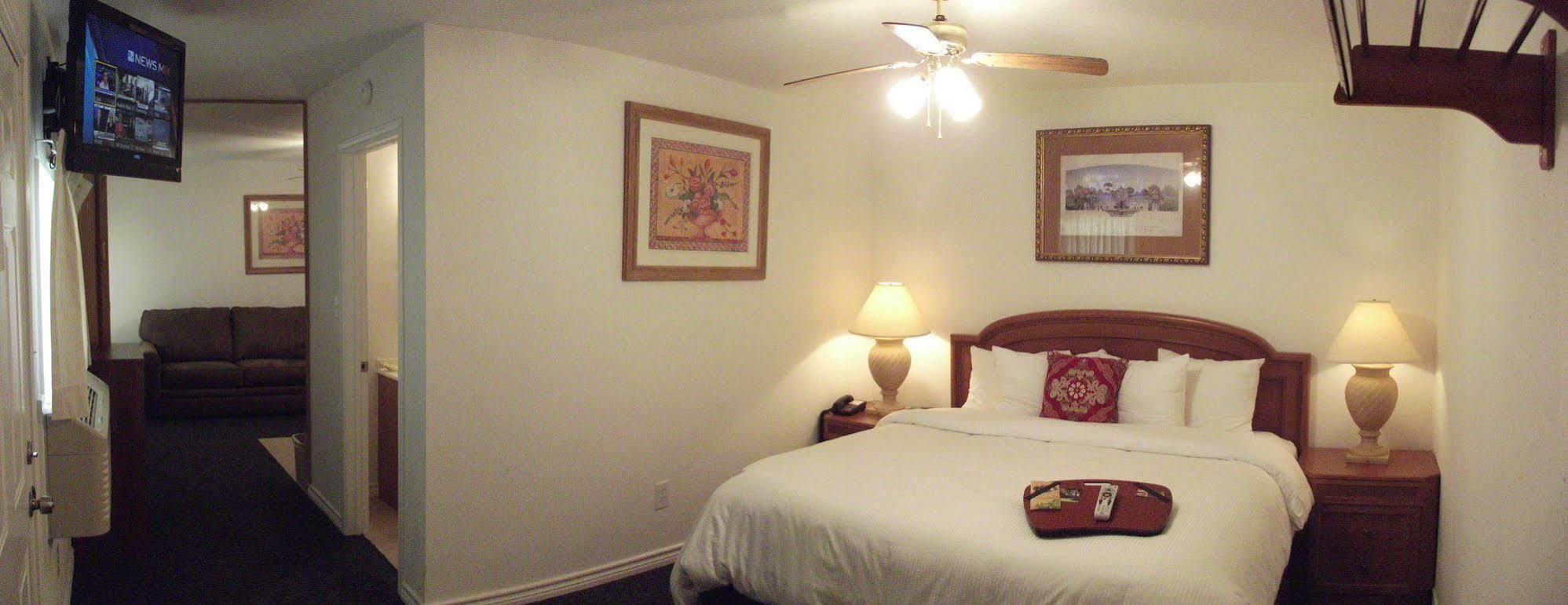 Hempstead Country Inn & Suites エクステリア 写真