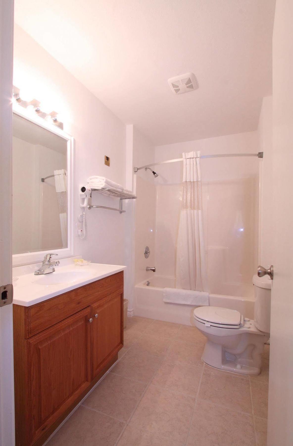 Hempstead Country Inn & Suites エクステリア 写真